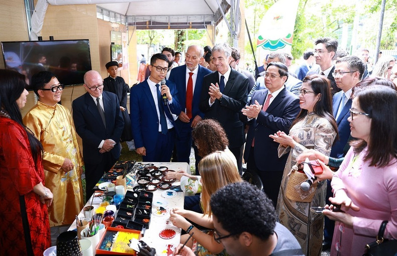 El primer ministro vietnamita, Pham Minh Chinh, y su esposa visitan el &quot;Espacio Cultural de Vietnam en Brasil&quot;.