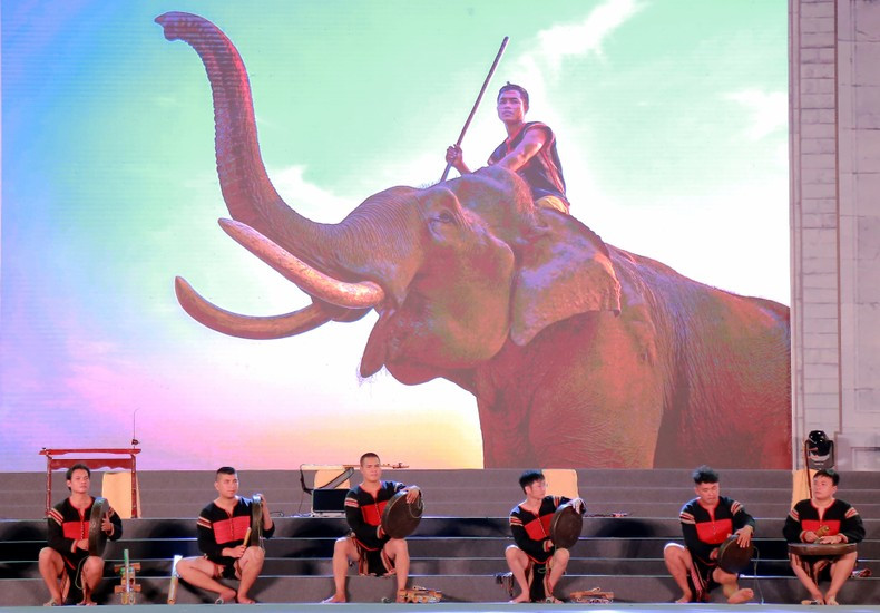 El espacio cultural de los gongs de Tay Nguyen (Altiplanicie Central) se presenta en el Festival de Patrimonios Culturales Inmateriales. El espacio cultural de los gongs de Tay Nguyen (Altiplanicie Central) se presenta en el Festival de Patrimonios Culturales Inmateriales.