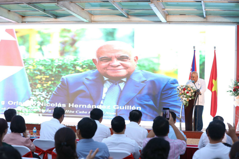 El embajador cubano en Vietnam, Orlando Nicolás Hernández Guillén, habla an la cita