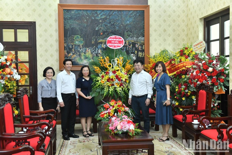 Representantes de la Editorial Política Nacional Su That (Verdad) felicitan al rotativo. (Foto: Dang Khoa)