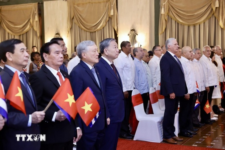 El secretario general del PCV y presidente de Vietnam, To Lam; el primer secretario del Partido Comunista y presidente de Cuba, Miguel Díaz-Canel Bermúdez, y los delegados en el evento. (Foto: VNA) El secretario general del PCV y presidente de Vietnam, To Lam; el primer secretario del Partido Comunista y presidente de Cuba, Miguel Díaz-Canel Bermúdez, y los delegados en el evento. (Foto: VNA)