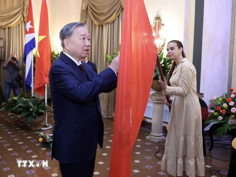 El secretario general del PCV y presidente de Vietnam, To Lam, entrega la Medalla de la Amistad a la Unión de Jóvenes Comunistas de Cuba. (Foto: VNA) El secretario general del PCV y presidente de Vietnam, To Lam, entrega la Medalla de la Amistad a la Unión de Jóvenes Comunistas de Cuba. (Foto: VNA)