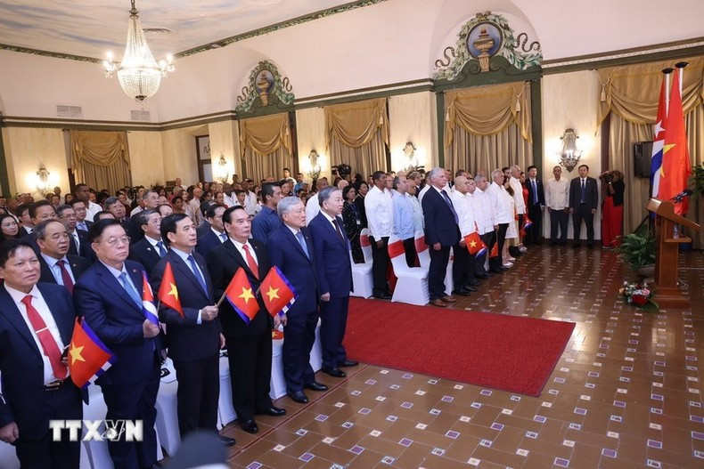 El secretario general del PCV y presidente de Vietnam, To Lam; el primer secretario del Partido Comunista y presidente de Cuba, Miguel Díaz-Canel Bermúdez, y los delegados. (Foto: VNA) El secretario general del PCV y presidente de Vietnam, To Lam; el primer secretario del Partido Comunista y presidente de Cuba, Miguel Díaz-Canel Bermúdez, y los delegados. (Foto: VNA)