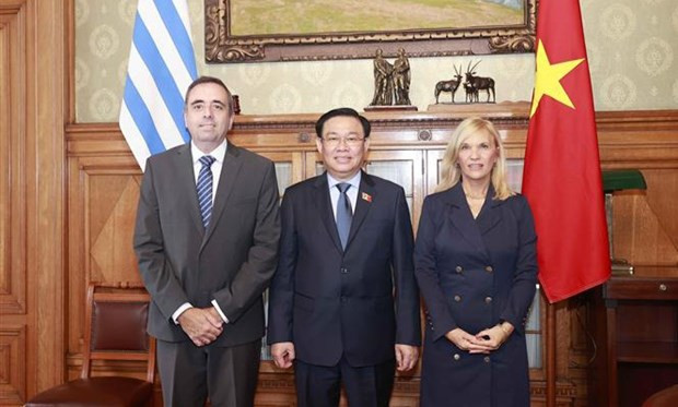El presidente de la Asamblea Nacional de Vietnam, Vuong Dinh Hue, y los titulares de la Cámara de Senadores, Beatriz Argimón Cedeir, y la Cámara de Representantes, Sebastián Andújar. (Foto: VNA)