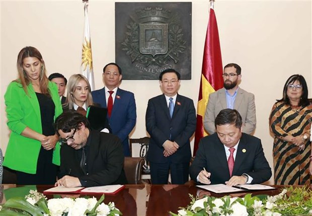 El presidente de la Asamblea Nacional Vuong Dinh Hue en presencia de la firma de una carta de intención para la cooperación entre Ciudad Ho Chi Minh y Montevideo (Foto: VNA) El presidente de la Asamblea Nacional Vuong Dinh Hue en presencia de la firma de una carta de intención para la cooperación entre Ciudad Ho Chi Minh y Montevideo (Foto: VNA)
