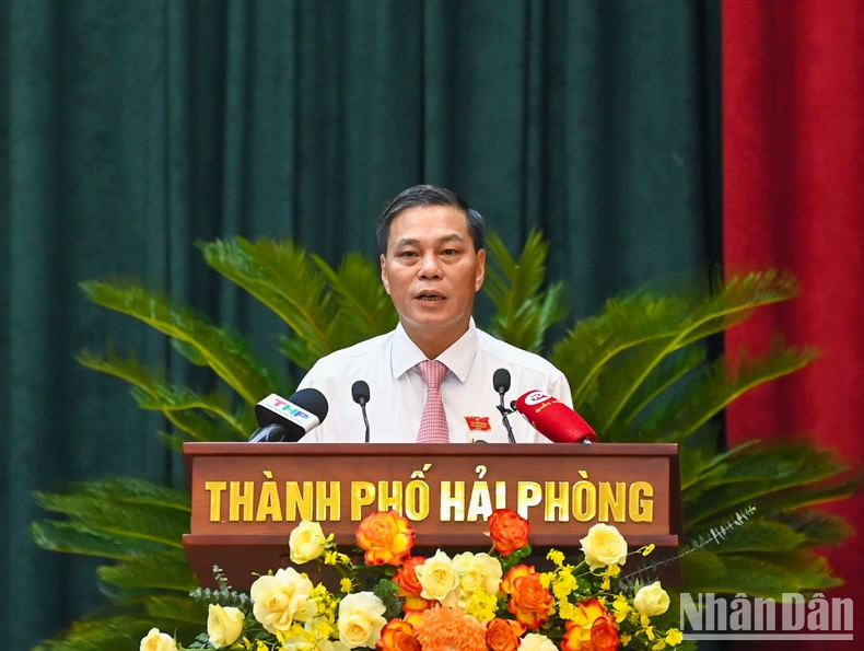 El presidente del Comité Popular de la ciudad de Hai Phong, Nguyen Van Tung, presenta un informe resumido sobre la situación socioeconómica, la defensa y la seguridad en los primeros seis meses y las tareas clave en los últimos seis meses del año.