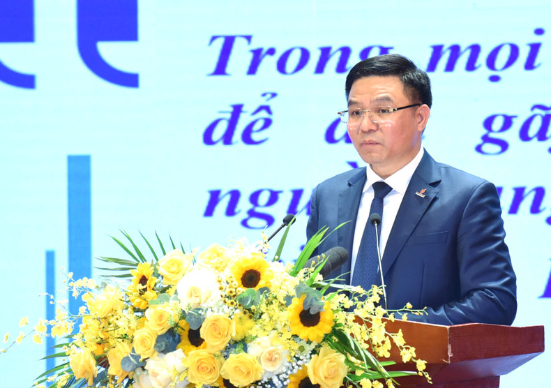 El presidente de la junta directiva del PVN, Le Manh Hung, presenta el informe sobre la implementación de las tareas de la industria en 2024. El presidente de la junta directiva del PVN, Le Manh Hung, presenta el informe sobre la implementación de las tareas de la industria en 2024.