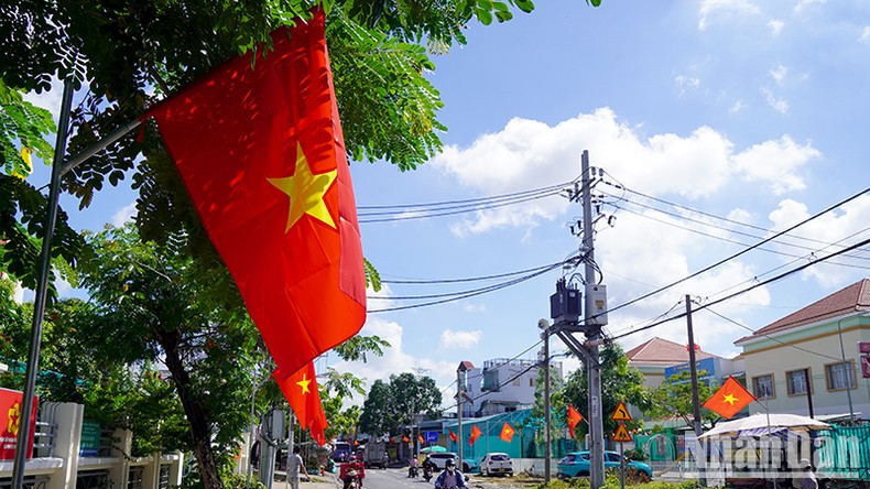 La calle de Le Van Luong se vuelve más animada cuando se cuelgan banderas rojas con estrellas amarillas a ambos lados de la calle. La calle de Le Van Luong se vuelve más animada cuando se cuelgan banderas rojas con estrellas amarillas a ambos lados de la calle.