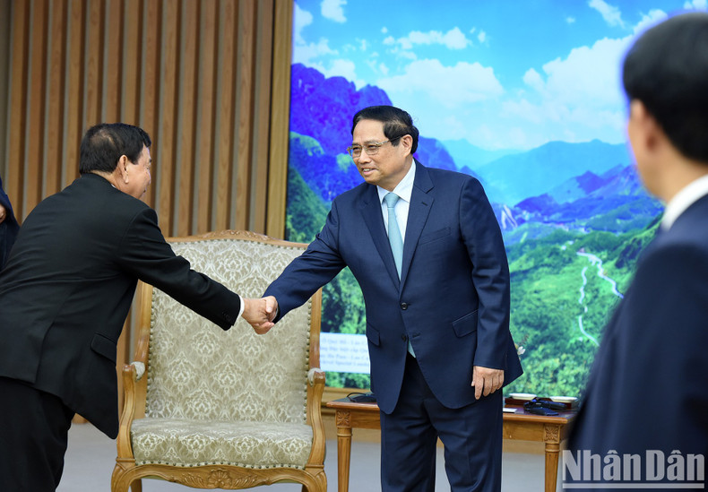 Minh Chinh da la bienvenida a los delegados camboyanos. Minh Chinh da la bienvenida a los delegados camboyanos.
