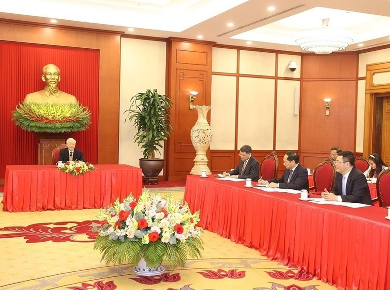 Phu Trong y los funcionarios vietnamitas durante la conversación. (Foto: VNA) Phu Trong y los funcionarios vietnamitas durante la conversación. (Foto: VNA)