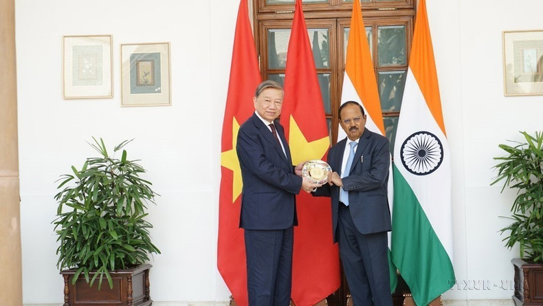 El entonces ministro de Seguridad Pública de Vietnam, To Lam, se reunió con el asesor de seguridad nacional de la India, Ajit Kumar Doval, durante su visita a la India en 2023.