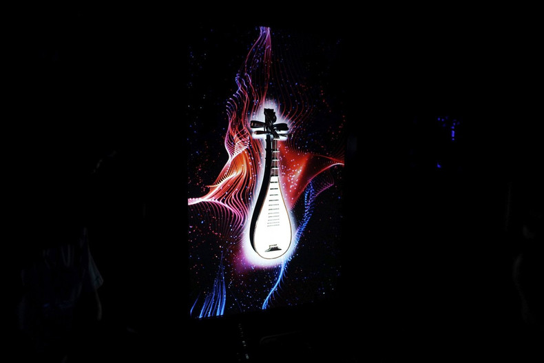 Las tecnologías utilizadas varían según la instalación para mejorar la experiencia del espectador, es decir, un sistema de red inteligente a través de paneles solares, sistemas tradicionales de iluminación escénica, sistemas de videoproyección, sistemas de iluminación LED controlables, sensores infrarrojos, fibra óptica y generadores de humo controlados.