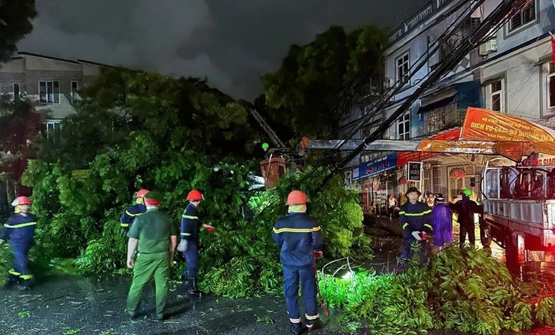 En la tarde del 7 de septiembre, las autoridades de la provincia de Phu Tho se centran en hacer frente a las secuelas de la tormenta Yagi en la ciudad de Viet Tri. (Foto: Ngoc Long) En la tarde del 7 de septiembre, las autoridades de la provincia de Phu Tho se centran en hacer frente a las secuelas de la tormenta Yagi en la ciudad de Viet Tri. (Foto: Ngoc Long)