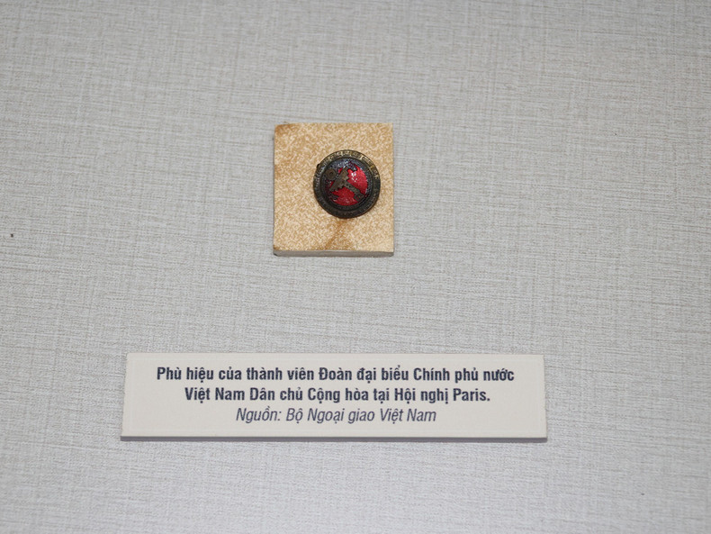 Insignias de los miembros de la delegación del Gobierno de la República Democrática de Vietnam en la Conferencia de París. (Fotografía: Centro Nacional de Archivos III) Insignias de los miembros de la delegación del Gobierno de la República Democrática de Vietnam en la Conferencia de París. (Fotografía: Centro Nacional de Archivos III)