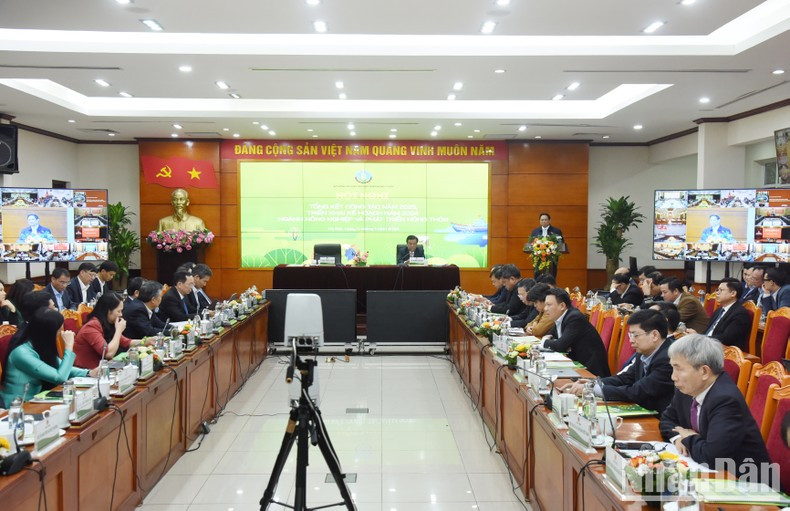 La conferencia se celebra en línea en la sede del Gobierno, con conexiones por videoconferencia a 63 provincias y ciudades del país. La conferencia se celebra en línea en la sede del Gobierno, con conexiones por videoconferencia a 63 provincias y ciudades del país.