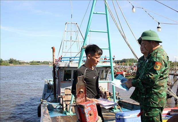 La fuerza de guardia fronteriza de la provincia de Nghe An promueve la lucha contra la pesca IUU entre los pescadores (Foto: VNA)