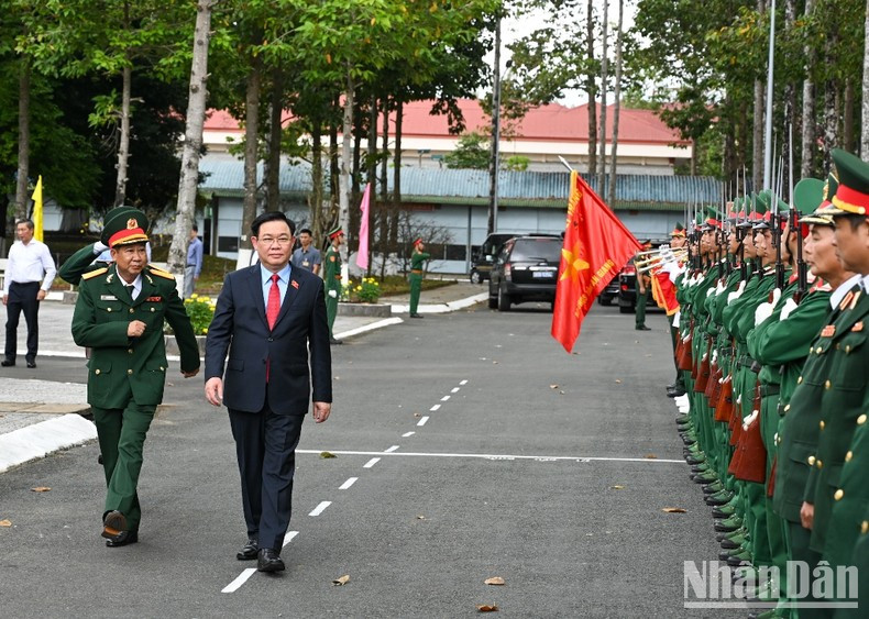 El jefe del Parlamento pasa revista a la guardia de honor en la ceremonia de bienvenida El jefe del Parlamento pasa revista a la guardia de honor en la ceremonia de bienvenida