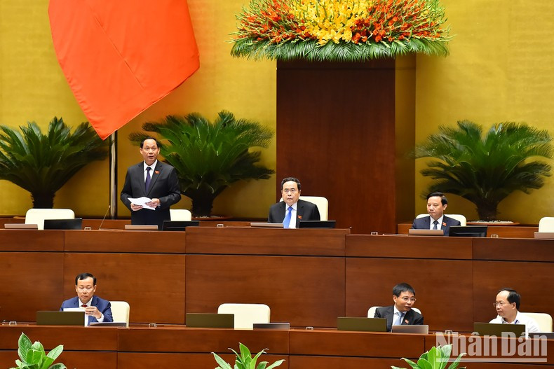 El vicepresidente del Parlamento vietnamita, Tran Quang Phuong, modera la discusión sobre el proyecto de Ley de carreteras. El vicepresidente del Parlamento vietnamita, Tran Quang Phuong, modera la discusión sobre el proyecto de Ley de carreteras.