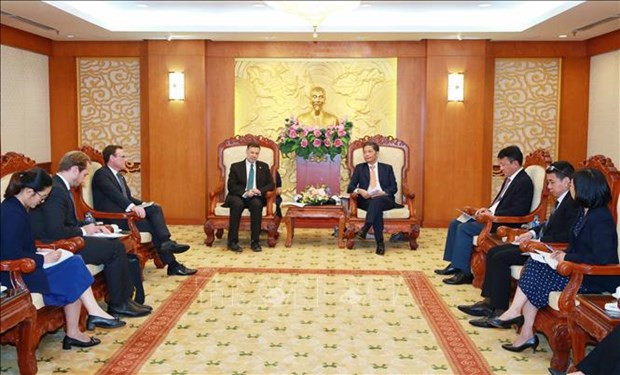 El miembro del Buró Político y jefe de la Comisión de Economía del Comité Central del Partido Comunista de Vietnam, Tran Tuan Anh, recibe al embajador australiano en Vietnam, Andrew Goledzinowski. (Foto:VNA) El miembro del Buró Político y jefe de la Comisión de Economía del Comité Central del Partido Comunista de Vietnam, Tran Tuan Anh, recibe al embajador australiano en Vietnam, Andrew Goledzinowski. (Foto:VNA)