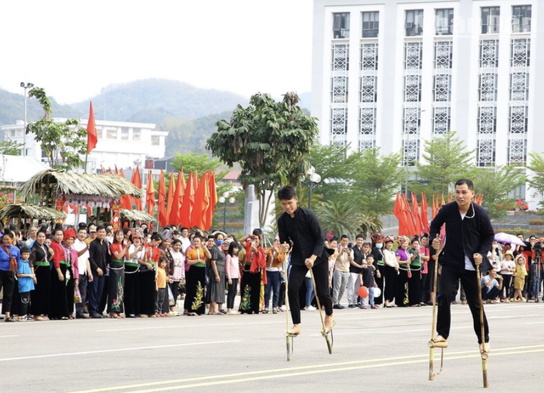También se efectuaron juegos folclóricos con la participación de muchos equipos.