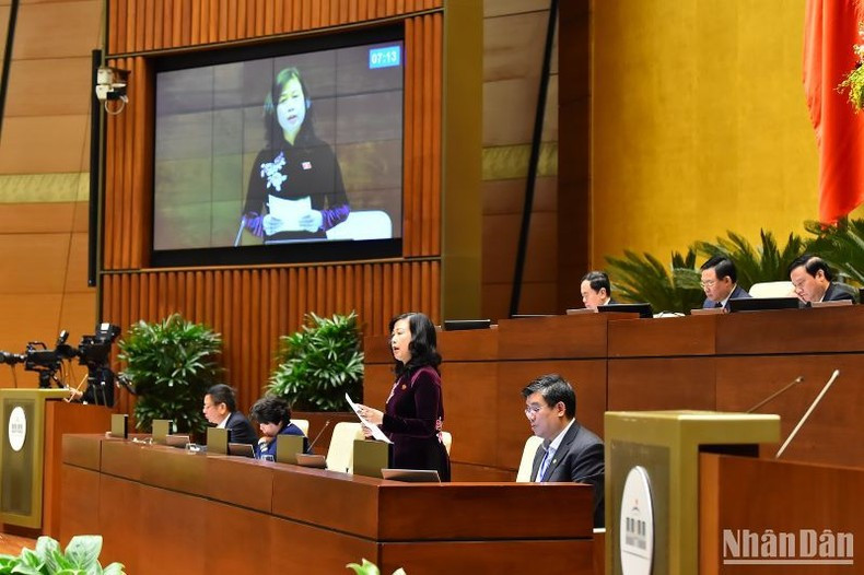 El ministro de Salud, Dao Hong Lan, toma notas de todos los comentarios y sugerencias relacionados con el proyecto. El ministro de Salud, Dao Hong Lan, toma notas de todos los comentarios y sugerencias relacionados con el proyecto.