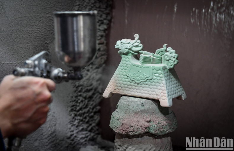 La capa de esmalte es mezclada de manera cuidadosa para garantizar el color deseado.