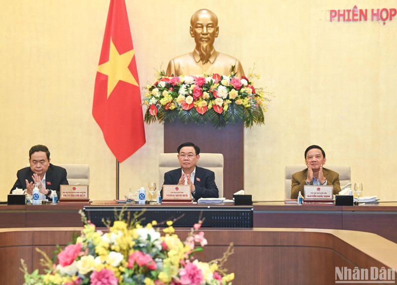 Dinh Hue y los vicepresidentes del Parlamento.