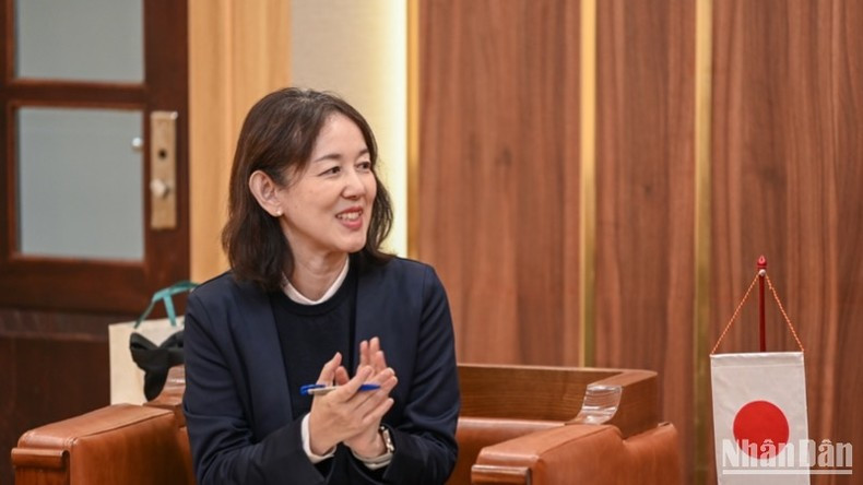 Ogawa Megumi, primera secretaria y jefa de Asuntos Políticos de la Embajada de Japón en Hanói, interviene en el acto.