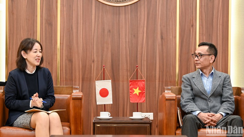 Chu Hong Thang, subjefe de redacción de Asuntos Políticos y Diplomáticos de Nhan Dan, habla en la cita.