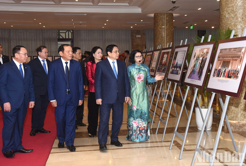 El premier vietnamita, Pham Minh Chinh, visita la exposición sobre actividades culturales, deportivas y turísticas en 2023.