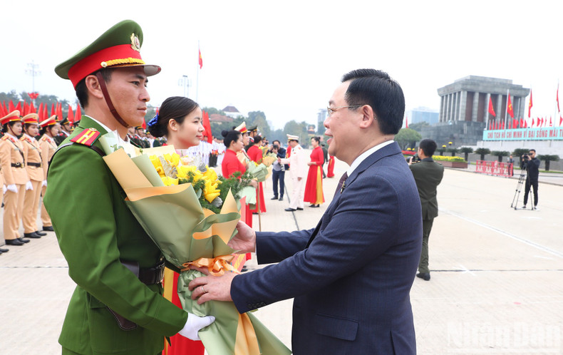 El titular del Parlamento vietnamita, Vuong Dinh Hue, entrega flores a los representantes de las delegaciones. El titular del Parlamento vietnamita, Vuong Dinh Hue, entrega flores a los representantes de las delegaciones.