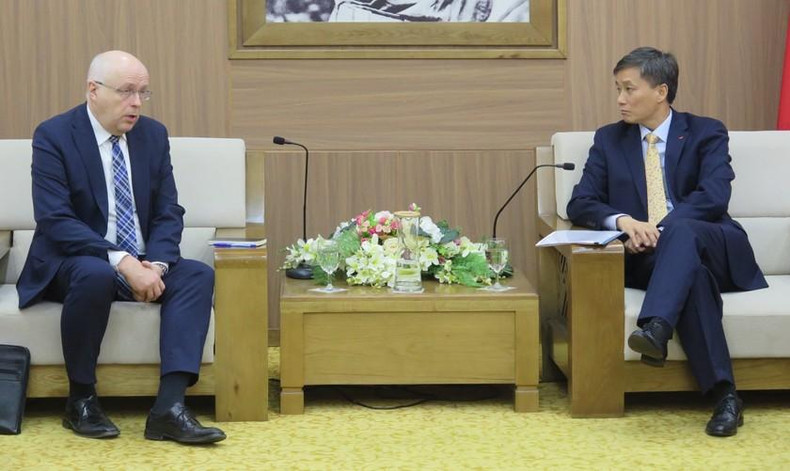 El viceministro vietnamita de Justicia Nguyen Khanh Ngoc,y Keijo Norvanto, embajador finlandés en Hanói. (Fotografía: baophapluat.vn) El viceministro vietnamita de Justicia Nguyen Khanh Ngoc,y Keijo Norvanto, embajador finlandés en Hanói. (Fotografía: baophapluat.vn)