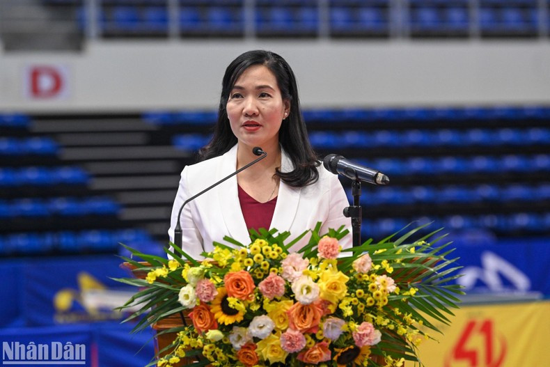 La vicepresidenta del Comité Popular de Quang Ninh, Nguyen Thi Hanh, habla en la ceremonia de apertura. La vicepresidenta del Comité Popular de Quang Ninh, Nguyen Thi Hanh, habla en la ceremonia de apertura.