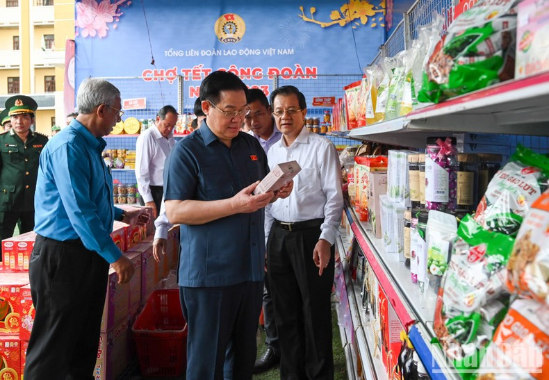 El máximo legislador del país visita el mercado tradicional del Tet 2023.