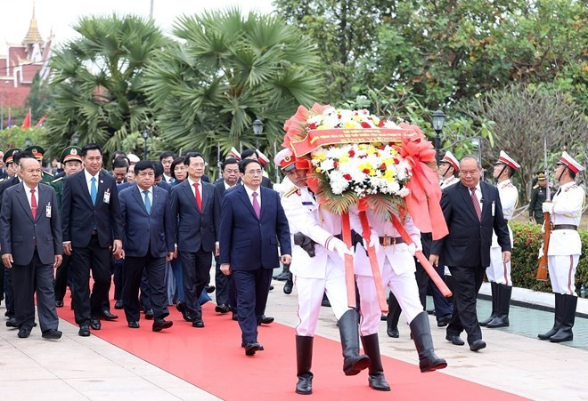 El jefe de Gobierno vietnamita, Pham Minh Chinh, y la delegación de alto nivel ofrecen esta mañana en Vientián flores en el Monumento a Los Mártires Desconocidos de Laos. El jefe de Gobierno vietnamita, Pham Minh Chinh, y la delegación de alto nivel ofrecen esta mañana en Vientián flores en el Monumento a Los Mártires Desconocidos de Laos.