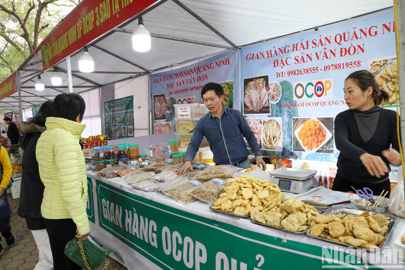 En las calles fueron instalados numerosos puestos.