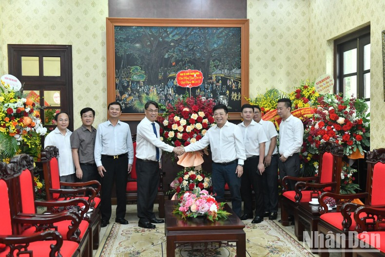 El subjefe de la Comisión de Organización del Comité Central, Phan Thang An, entrega flores al periódico Nhan Dan con motivo del 98 aniversario del Día de la Prensa Revolucionaria de Vietnam. (Foto: Dang Khoa)