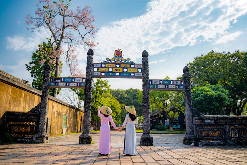 Los turistas admiran la apacible belleza de esta flor.