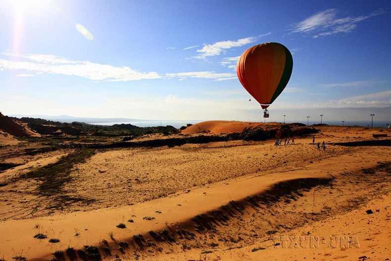 Globos aerostáticos vuelan sobre las dunas de arena de Binh Thuan en el primer Festival Internacional de Globos Aerostáticos en Phan Thiet, Binh Thuan el 13 de julio de 2012. Globos aerostáticos vuelan sobre las dunas de arena de Binh Thuan en el primer Festival Internacional de Globos Aerostáticos en Phan Thiet, Binh Thuan el 13 de julio de 2012.
