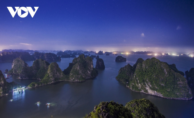 La montaña Bai Tho ha inspirado a muchos artistas. El músico Hoang Van escribió: "Soy un trabajador de mina, nací en una tierra minera, en los días en que la bandera roja ondeaba sobre la montaña Bai Tho...".