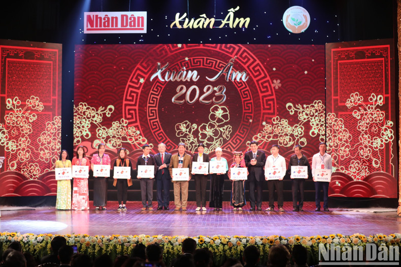 El jefe de la Comisión de Cultura y Educación de la Asamblea Nacional, Nguyen Dac Vinh, y el director general de la Voz de Vietnam, Do Tien Sy, otorgan 10 libretas de ahorro del Fondo “Semillas de Vietnam” a maestros en circunstancias difíciles. El jefe de la Comisión de Cultura y Educación de la Asamblea Nacional, Nguyen Dac Vinh, y el director general de la Voz de Vietnam, Do Tien Sy, otorgan 10 libretas de ahorro del Fondo “Semillas de Vietnam” a maestros en circunstancias difíciles.