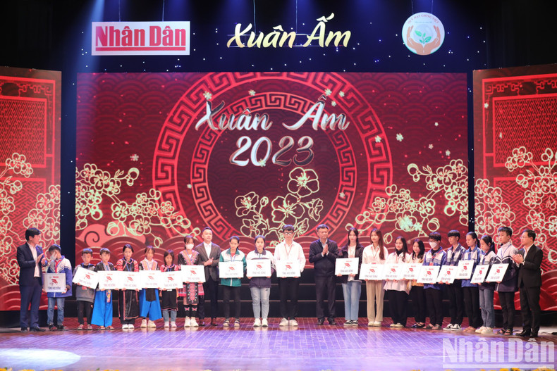 El vicepresidente de la junta directiva del Fondo “Semillas de Vietnam”, Vu Viet Doan, y representantes del Grupo Nacional de Petróleo y Gas de Vietnam y del Banco Militar del país otorgan 20 becas a estudiantes pobres. El vicepresidente de la junta directiva del Fondo “Semillas de Vietnam”, Vu Viet Doan, y representantes del Grupo Nacional de Petróleo y Gas de Vietnam y del Banco Militar del país otorgan 20 becas a estudiantes pobres.