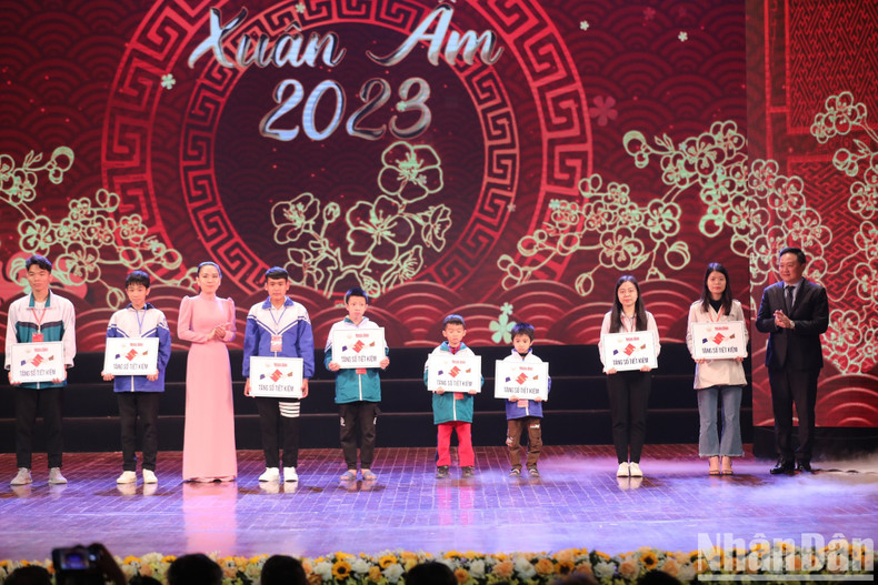 El subjefe de Redacción del periódico Nhan Dan, Phan Van Hung, y representantes de la empresa Cam Ranh, entregan 11 libretas de ahorro a estudiantes pobres y a miembros de hogares en circunstancias extremadamente difíciles. El subjefe de Redacción del periódico Nhan Dan, Phan Van Hung, y representantes de la empresa Cam Ranh, entregan 11 libretas de ahorro a estudiantes pobres y a miembros de hogares en circunstancias extremadamente difíciles.