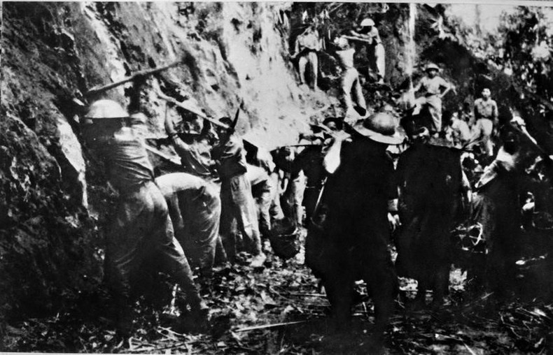 Los soldados y pobladores de las minorías étnicas del noroeste atravesaron montañas y construyeron carreteras hacia el campo de batalla.