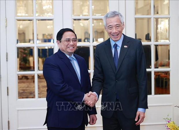 El primer ministro Pham Minh Chinh y su par de Singapur, Lee Hsien Loong. (Fotografía: VNA) El primer ministro Pham Minh Chinh y su par de Singapur, Lee Hsien Loong. (Fotografía: VNA)