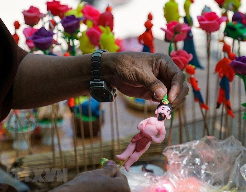 Los artesanos pueden moldear los personajes según el pedido de los clientes.