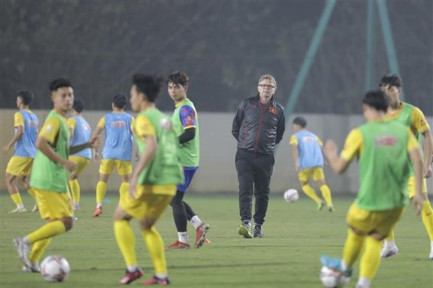 El entrenador Philippe Troussier dirige a sus jugadores. (Foto: VNA)