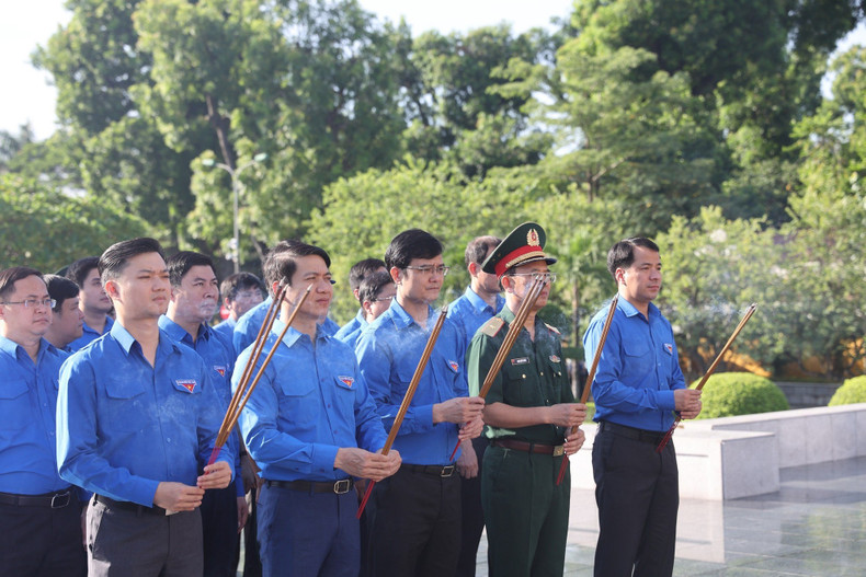 Los jóvenes expresan su compromiso de esforzarse por seguir los pasos de sus antecesores, mantenerse unidos, honrar las tradiciones patrióticas y construir un país cada vez más fuerte, hermoso y pacífico. Los jóvenes expresan su compromiso de esforzarse por seguir los pasos de sus antecesores, mantenerse unidos, honrar las tradiciones patrióticas y construir un país cada vez más fuerte, hermoso y pacífico.