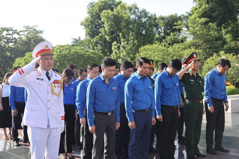 Los participantes guardan un minuto de silencio en memoria de los héroes y mártires. Los participantes guardan un minuto de silencio en memoria de los héroes y mártires.