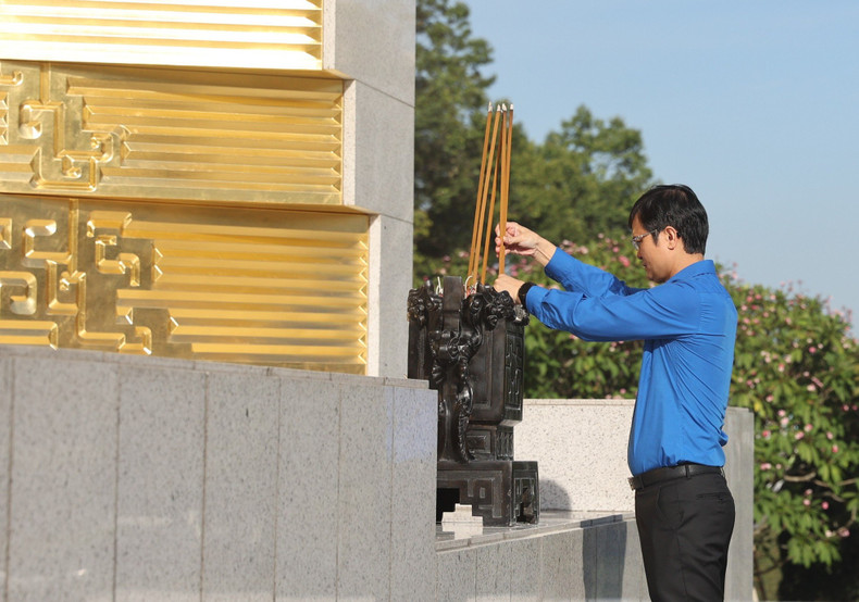 El primer secretario del Comité Central de la Unión de Jóvenes Comunistas Ho Chi Minh, Bui Quang Huy, rinde tributo a los héroes y mártires. El primer secretario del Comité Central de la Unión de Jóvenes Comunistas Ho Chi Minh, Bui Quang Huy, rinde tributo a los héroes y mártires.
